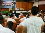 Fidel con estudiantes universitarios. Foto: Alex Castro